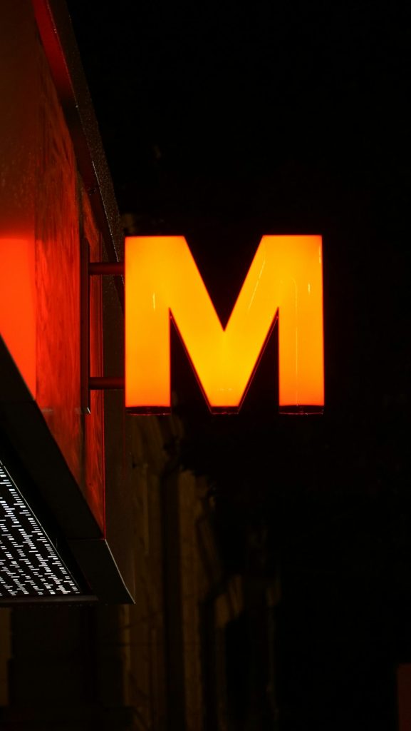 a-sign-that-is-on-the-side-of-a-building-0gbhrointz0