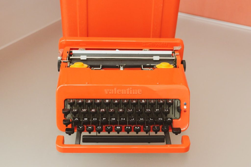Famous Valentine Portable Typewriter : if orange is your favorite color, its heaven !
