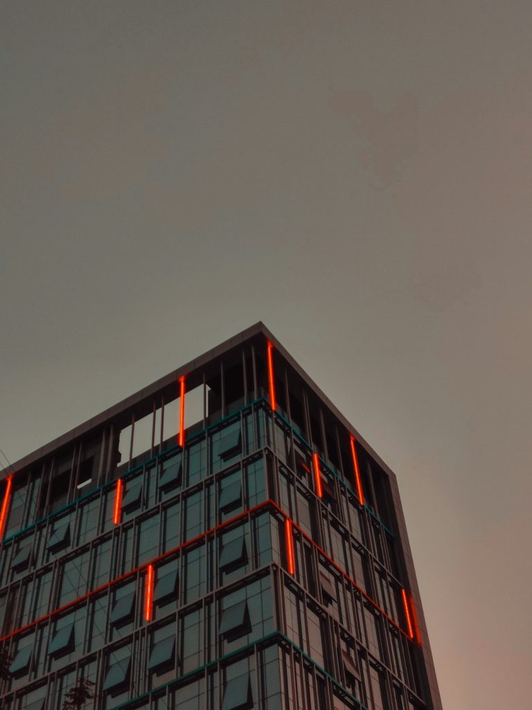 black-and-red-concrete-building-oiaxatecg6m